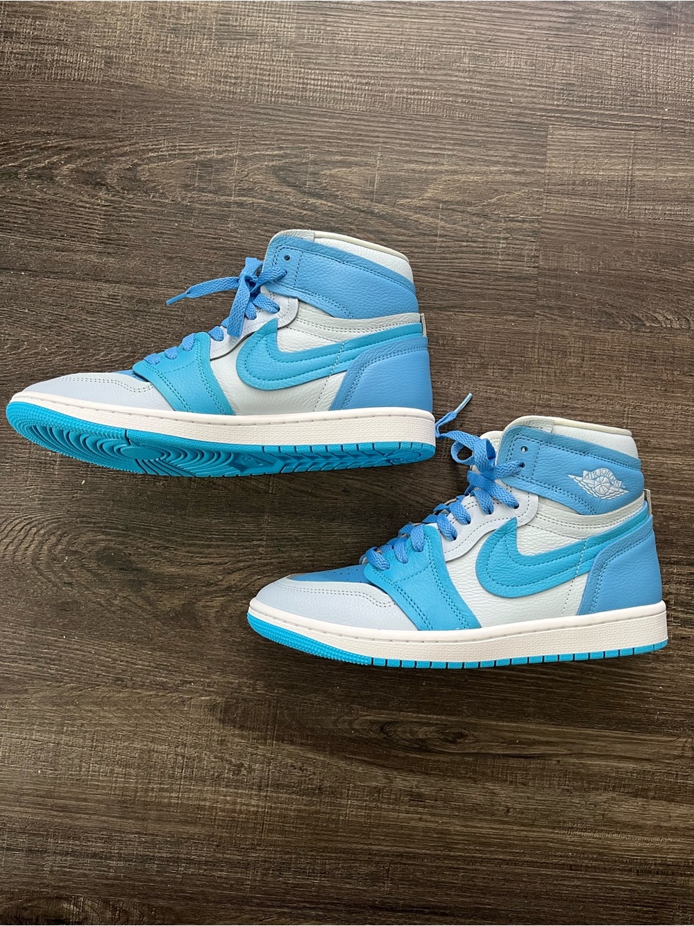 Brand new Air Jordan 1 Mid Women's Shoes in size US9